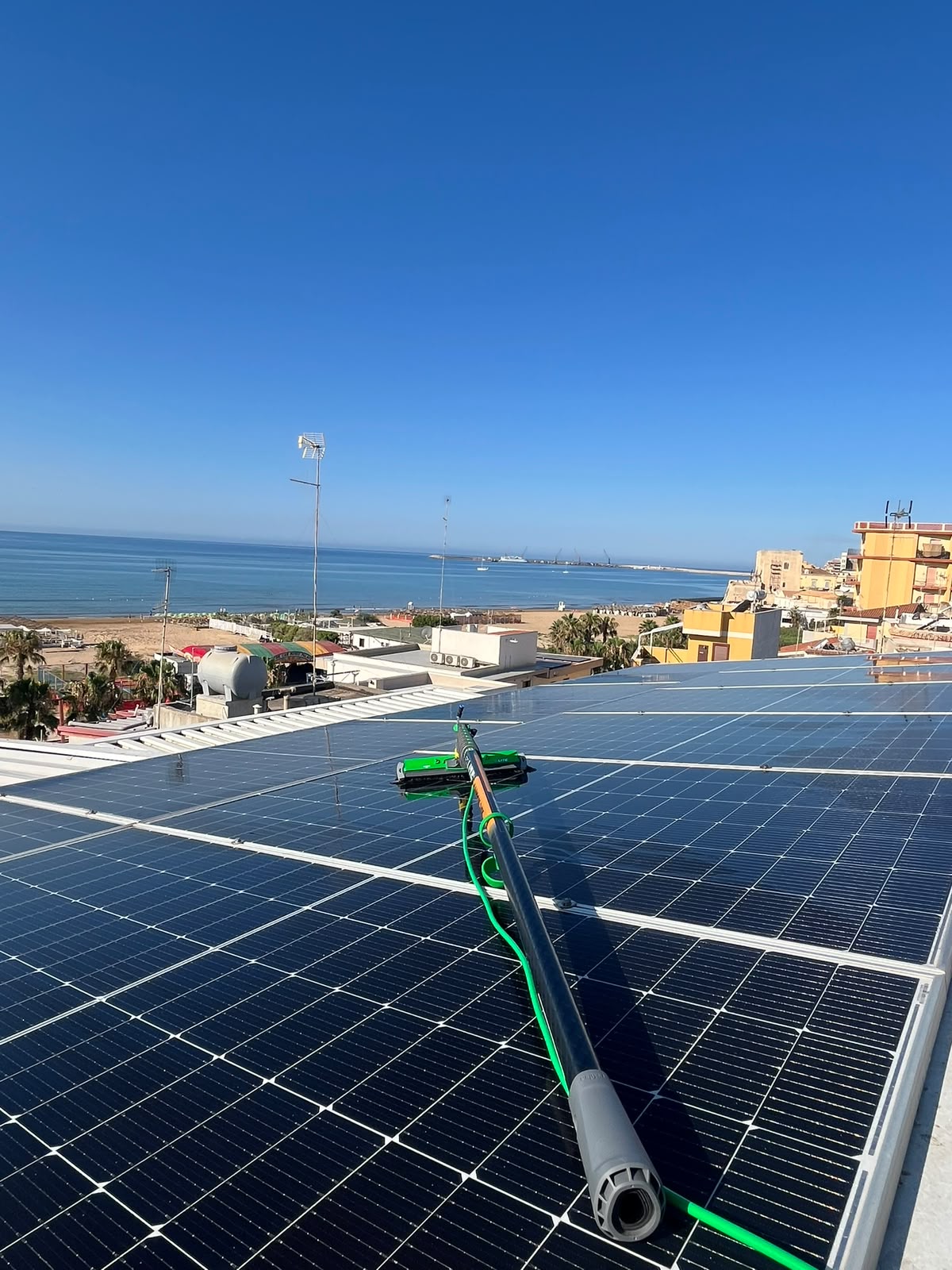Pulizia di un impianto fotovoltaico a Pozzallo